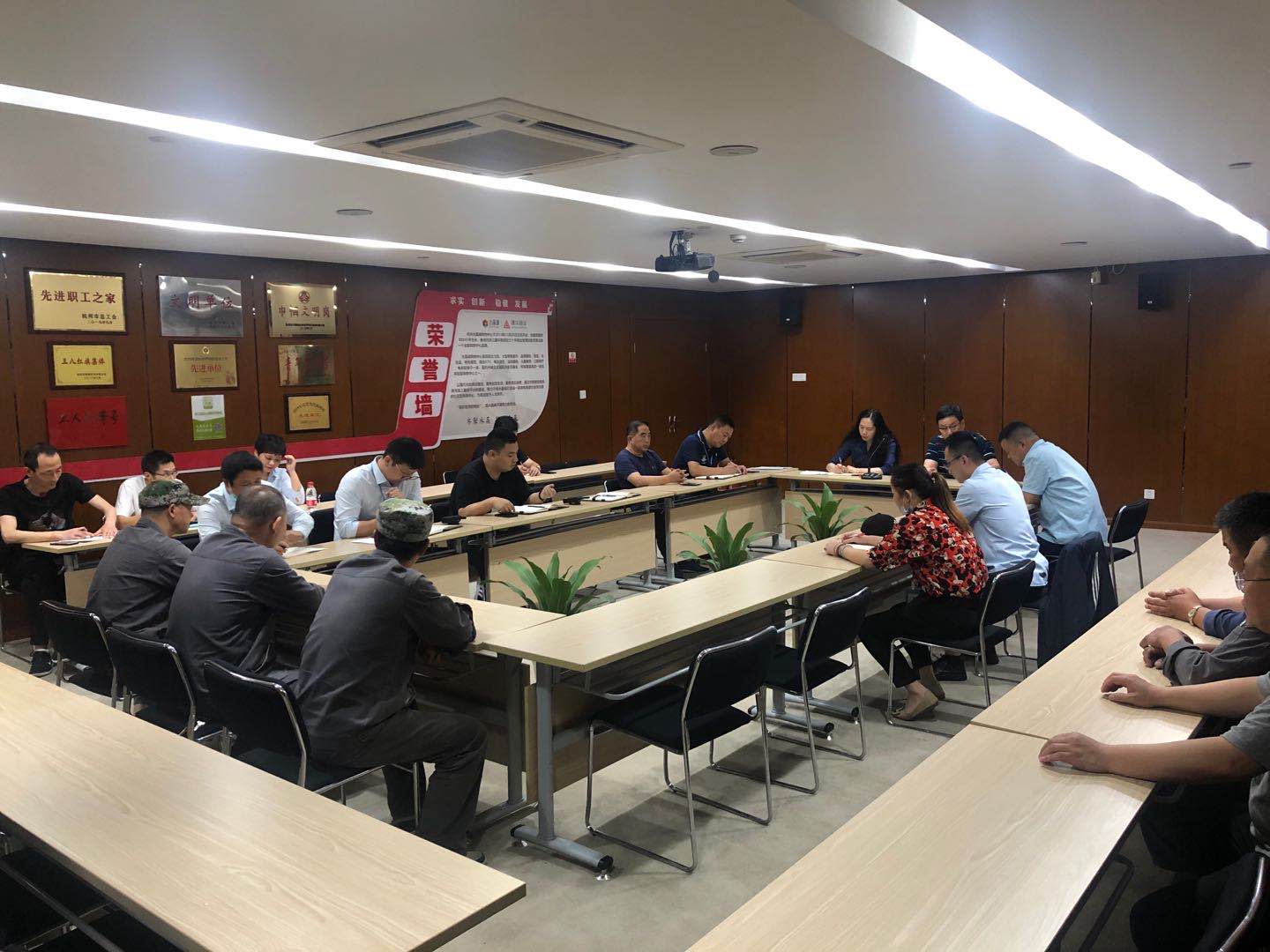 水晶城召開國(guó)慶節(jié)前安全會(huì)議