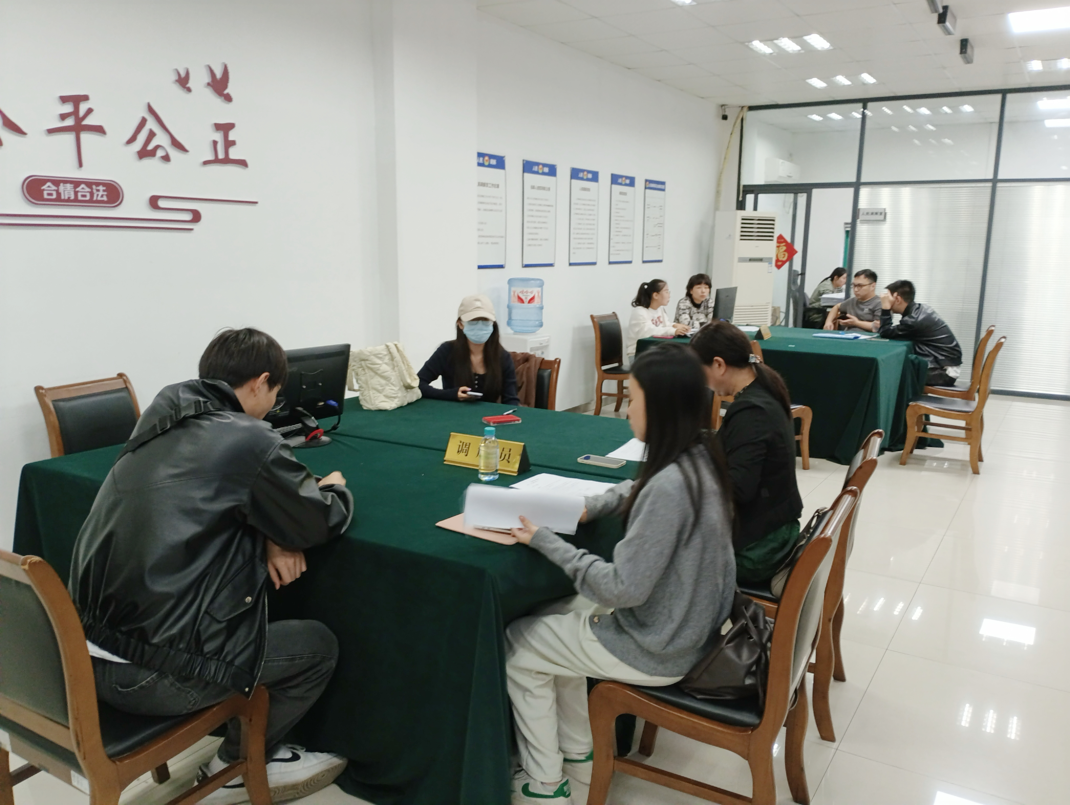 調(diào)解顯溫情，商業(yè)洪流中的信任與重生
