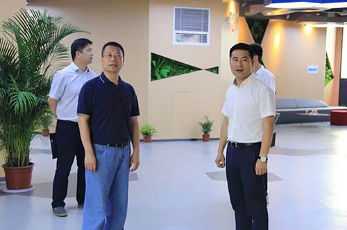 20160818拱墅區(qū)委常委、組織部李煒蒞臨杭州建華文創(chuàng)集團總部調(diào)研指導 (3).jpg